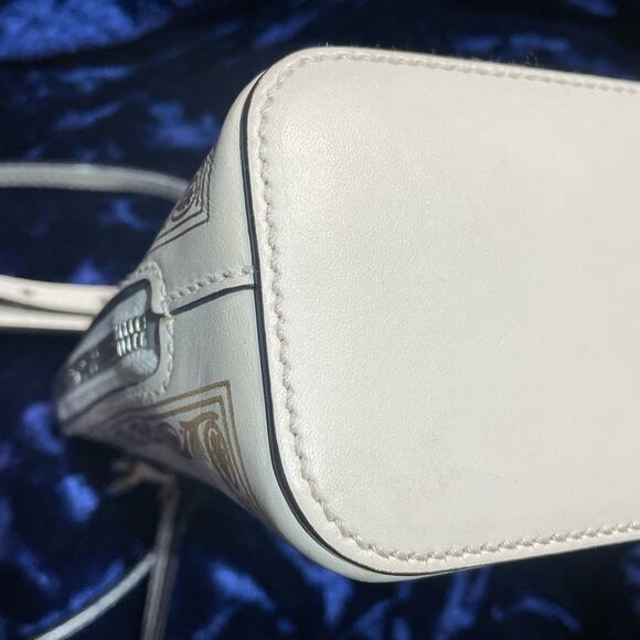 Gucci Crossbody Bag from the Iconic Guccy line comes with a COA - Picture 4 of 12